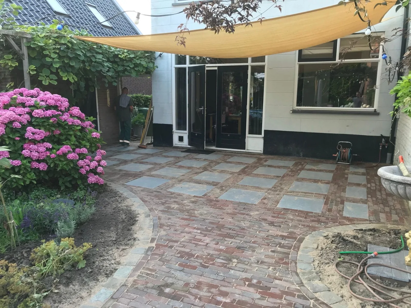 Afgewerkte tuin met terras, grind en beplanting