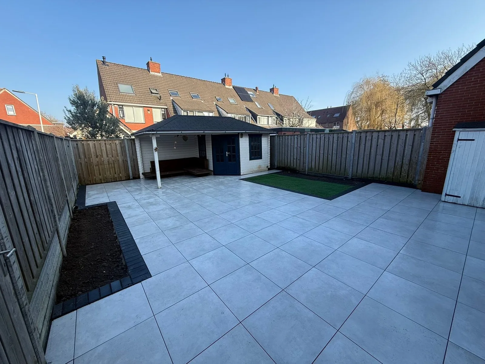 Ruim terras met lichte keramische tegels